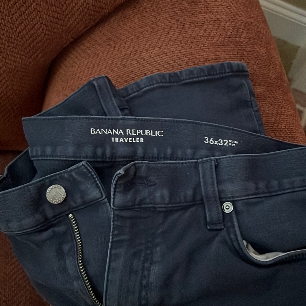 Banana Republic dark blue traveler pant 36x32 great condition